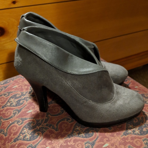 FIONI Booties - Picture 3 of 3